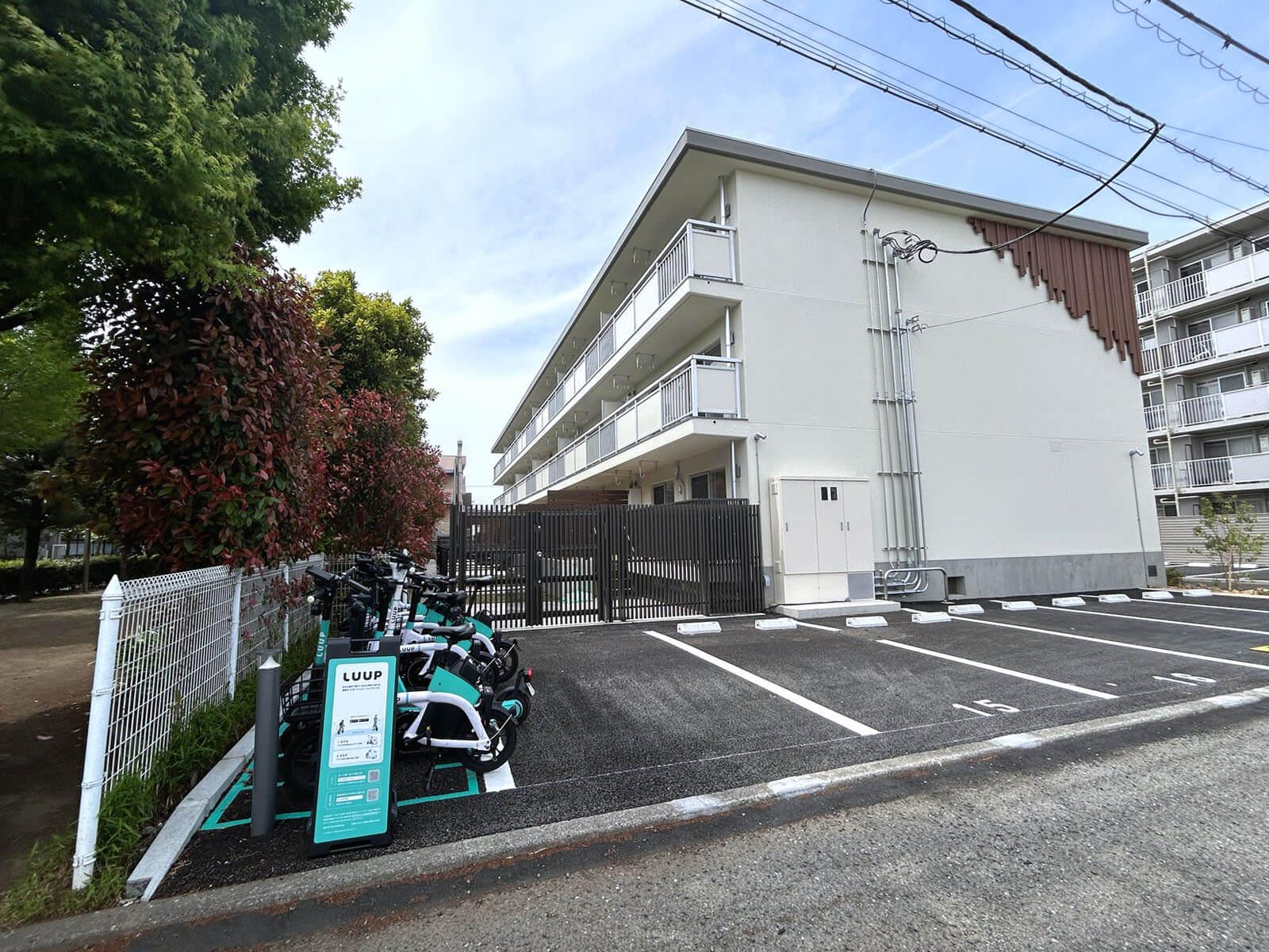 武蔵野市境の賃貸物件/バルコニーの目の前は隣接する公園の豊かな緑、入口にはLOOPのポートがありカーシェアリングも設置予定