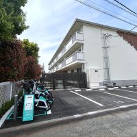 武蔵野市境の賃貸物件/バルコニーの目の前は隣接する公園の豊かな緑、入口にはLOOPのポートがありカーシェアリングも設置予定