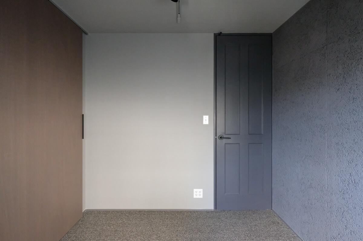 目黒区中目黒の賃貸物件/中央の洋室。天井まで高さのある建具と、大きな引き戸、木毛セメント板がかっこいい