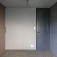目黒区中目黒の賃貸物件/中央の洋室。天井まで高さのある建具と、大きな引き戸、木毛セメント板がかっこいい