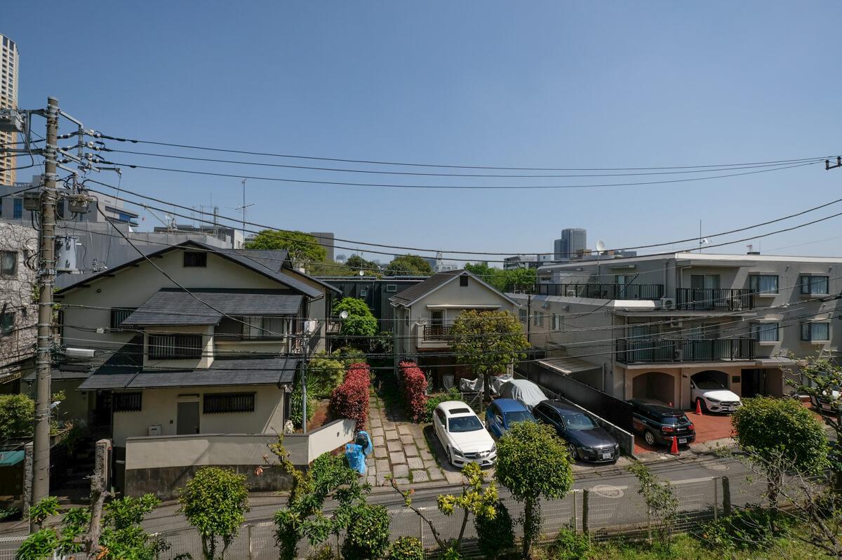 目黒区中目黒の賃貸物件/リビングダイニングキッチンの、北東側窓からの抜け