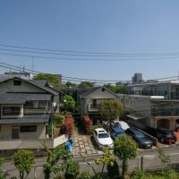 目黒区中目黒の賃貸物件/リビングダイニングキッチンの、北東側窓からの抜け