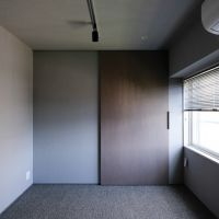 目黒区中目黒の賃貸物件/オーダーによる大きな引き戸が特徴的
