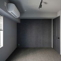 目黒区中目黒の賃貸物件/LDK側の洋室。正面の壁は木毛セメント板