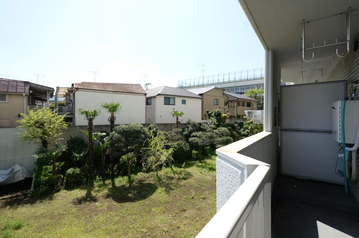 目黒区中目黒の賃貸物件/敷地内にゆったりと建てられているマンションにつき、ある程度保たれる抜け感が素晴らしい