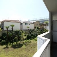 目黒区中目黒の賃貸物件/敷地内にゆったりと建てられているマンションにつき、ある程度保たれる抜け感が素晴らしい