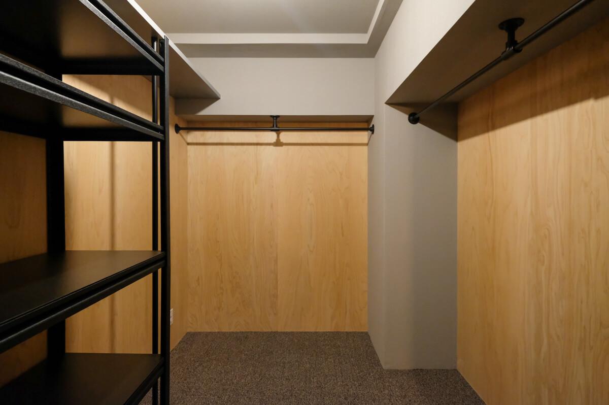 目黒区中目黒の賃貸物件/一番玄関側のウォークインクローゼット