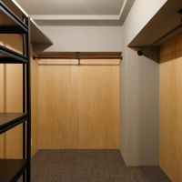 目黒区中目黒の賃貸物件/一番玄関側のウォークインクローゼット