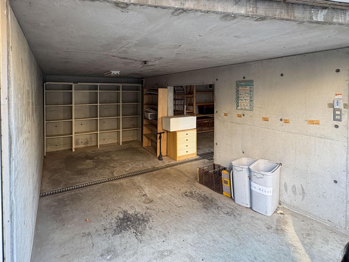 練馬区春日町の賃貸物件/建物に向かって左側のガレージ　寸法は右側と概ね同じです