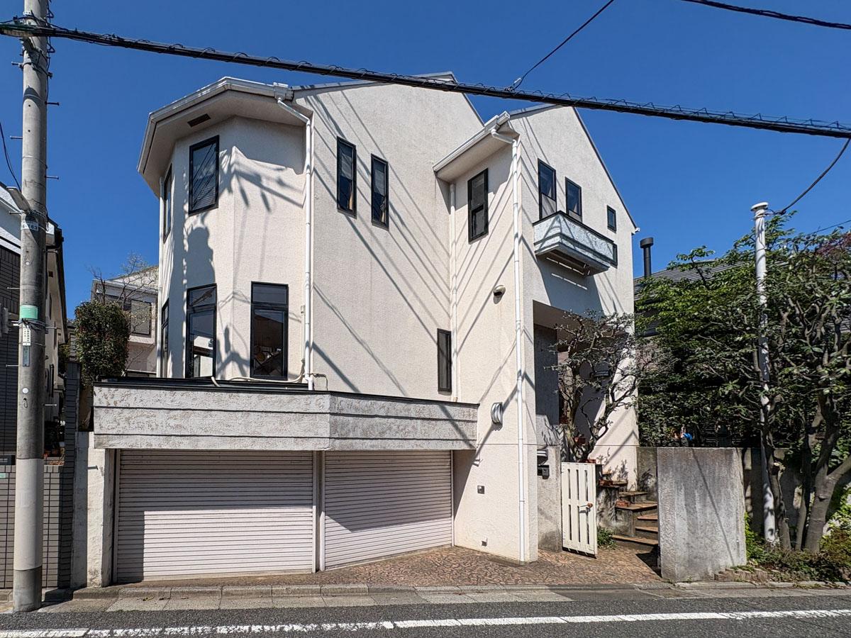 練馬区春日町の賃貸物件/外観　道路からは2mほど上がっており、外から中が見えないよう工夫されている