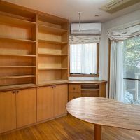 練馬区春日町の賃貸物件/1階の書斎　テーブルは備え付け家具です