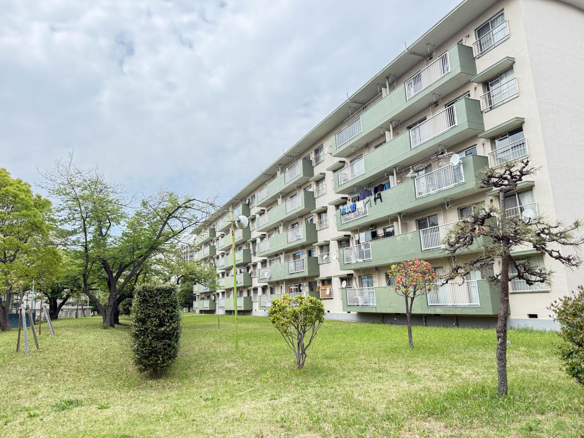 千葉県美浜区幸町の売買物件/キレイに整えられた豊かな敷地に並ぶ、2トーンで塗り分けられた団地群の外観