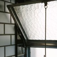 千葉県美浜区幸町の売買物件/型ガラスとフレームのディティールに惚れ惚れ。開き方もつい開けたくなるカタチ