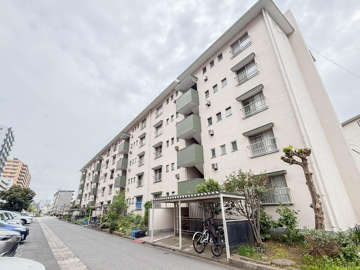 千葉県美浜区幸町の売買物件/階段側の外観。建物前にある駐車場は空きあり。月額6,100円で駐車可能です