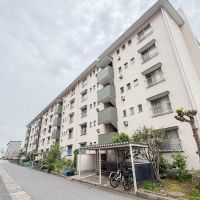 千葉県美浜区幸町の売買物件/階段側の外観。建物前にある駐車場は空きあり。月額6,100円で駐車可能です
