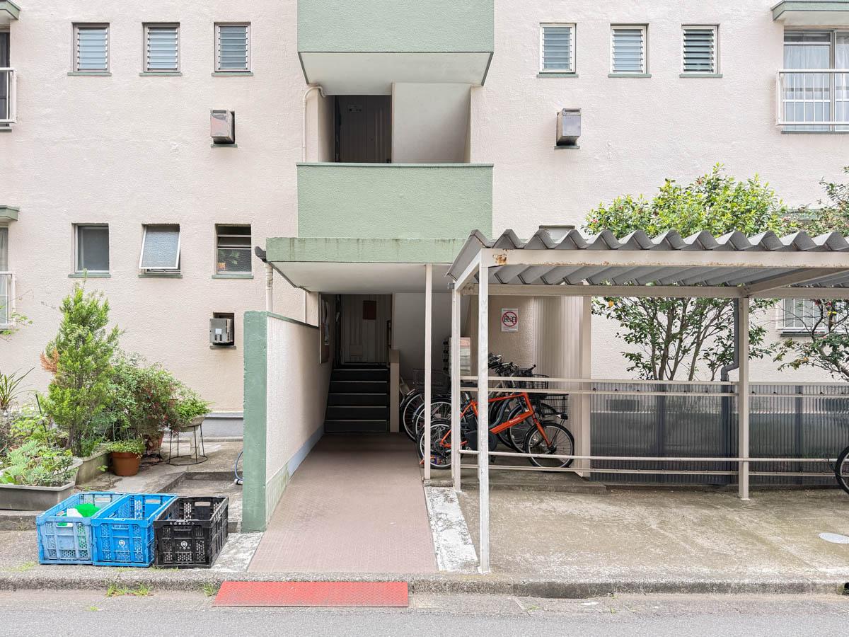 千葉県美浜区幸町の売買物件/こちら階段室入り口。右側に駐輪スペース。左手がゴミ置き場で、曜日を守って出すかたち