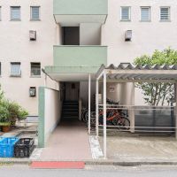 千葉県美浜区幸町の売買物件/こちら階段室入り口。右側に駐輪スペース。左手がゴミ置き場で、曜日を守って出すかたち