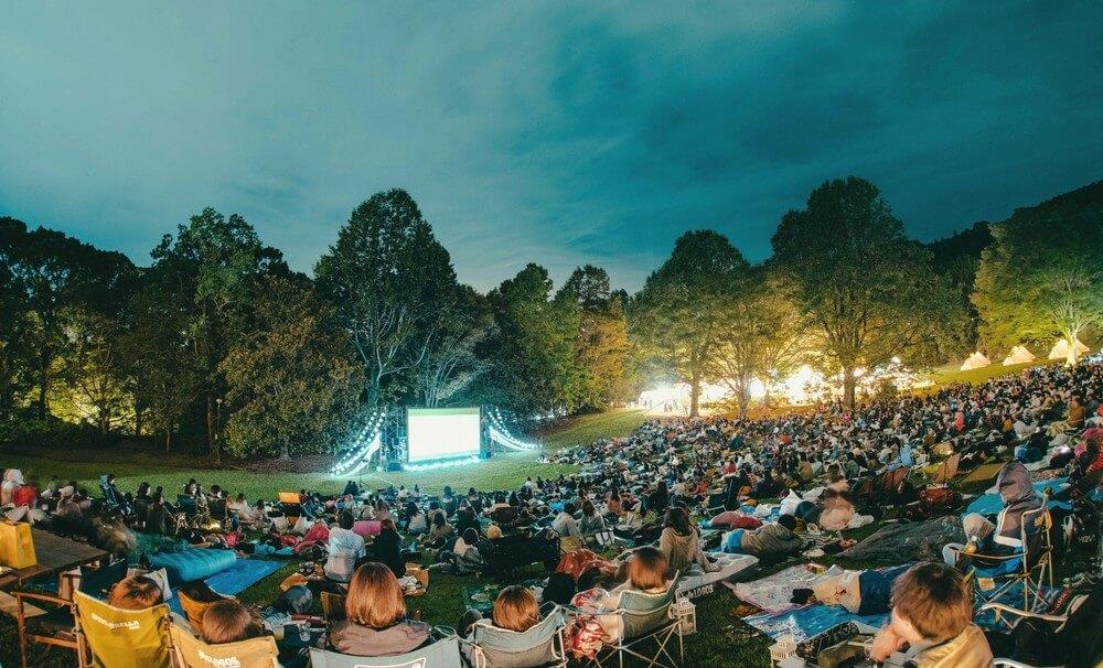 静岡県沼津市足高の賃貸物件/芝生広場で映画祭