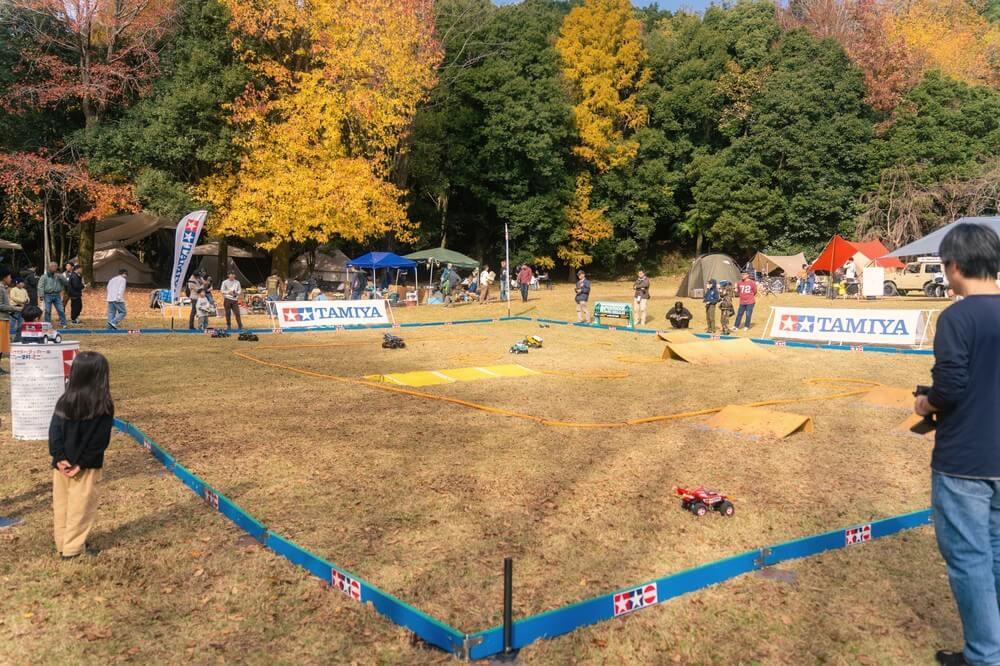 静岡県沼津市足高の賃貸物件/芝生広場でラジコン