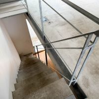 世田谷区世田谷の賃貸物件/階段を上がって地下のフロアへ