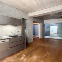 世田谷区世田谷の賃貸物件/天井高約2.7m、奥行きのある伸びやかな空間が広がっています。フローリングなど、多少使用感がある点はご了承を