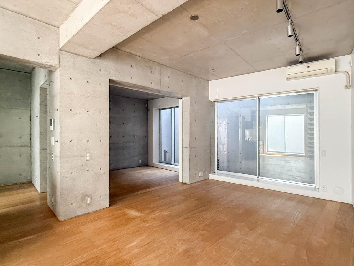 世田谷区世田谷の賃貸物件/北側にも窓があり、南北に風を通すことができます。また引き戸を開けてオープンに暮らすことが可能です