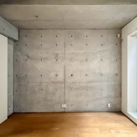 世田谷区世田谷の賃貸物件/洋室。コンクリートの壁面はピーコンの穴が活用できるようになっていて金具や棚などが設置可能