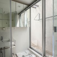 世田谷区世田谷の賃貸物件/浴室からこんな感じの眺めが楽しめる。窓を開けて入浴時間を楽しむのが気持ちよさそう