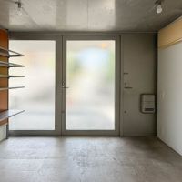 世田谷区世田谷の賃貸物件/玄関のフリースペース。右手にあるのが玄関ドア。左手の棚はパシフィックファニチャーさんがつくったもの