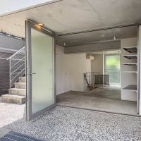 世田谷区世田谷の賃貸物件/外からみて。バイクをいれたり、大きなものを1階に入れたりも