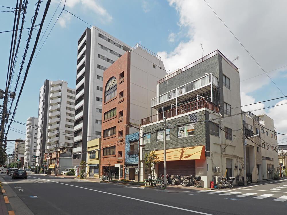 台東区鳥越の賃貸物件/写真右端にSyuRoさん、左におかず横丁