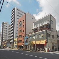 台東区鳥越の賃貸物件/写真右端にSyuRoさん、左におかず横丁