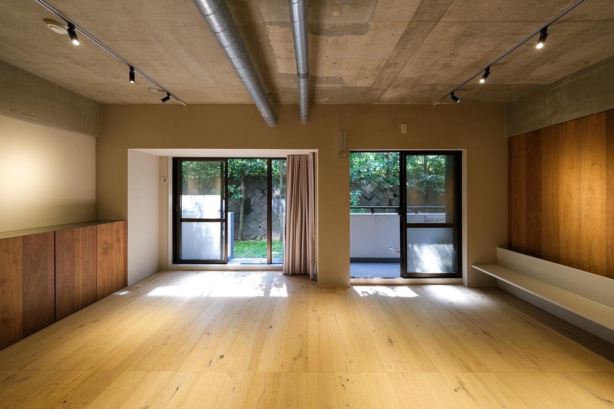 川崎市高津区下作延の売買物件/リビングの先には小庭と植栽の緑、隣地の擁壁。視線を気にすることなく自身の世界に浸れます