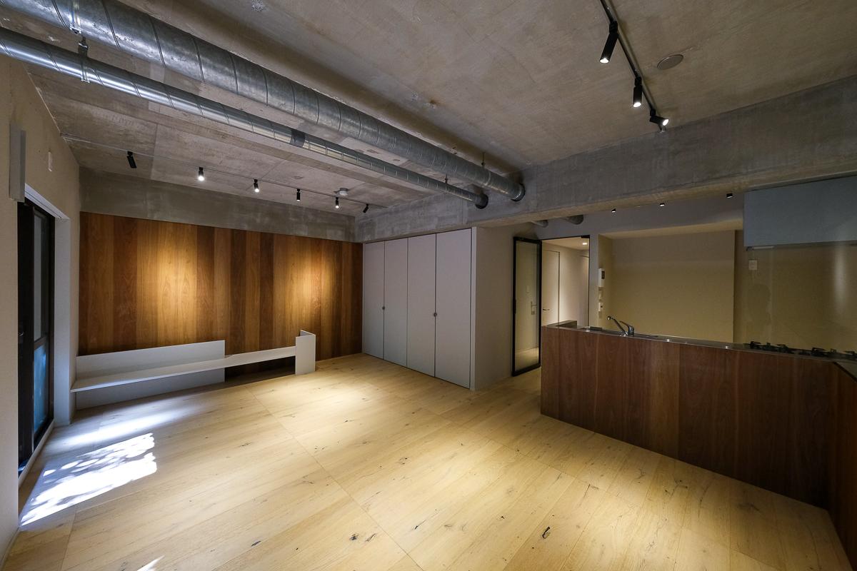 川崎市高津区下作延の売買物件/床にはオーク、壁面や収納の扉にウォールナットと、良い木材が散りばめられています