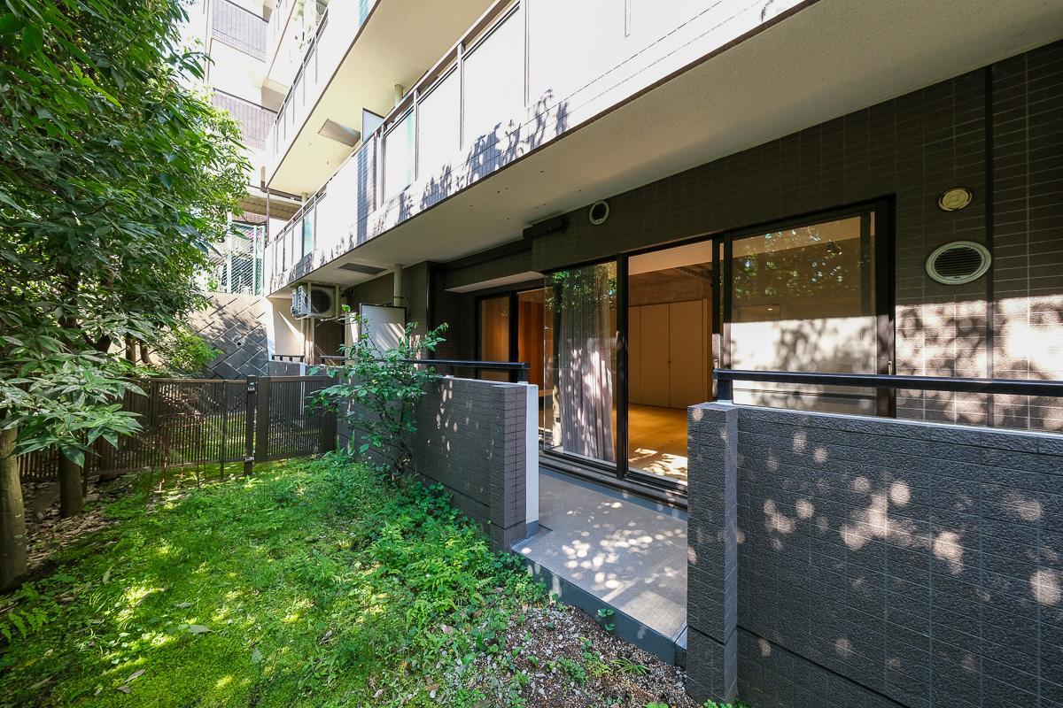 川崎市高津区下作延の売買物件/バルコニーの先には小庭