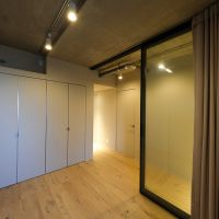 川崎市高津区下作延の売買物件/洋室2。ガラスドアがスタイリッシュ