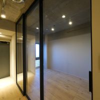 川崎市高津区下作延の売買物件/ガラスドアを閉めた図