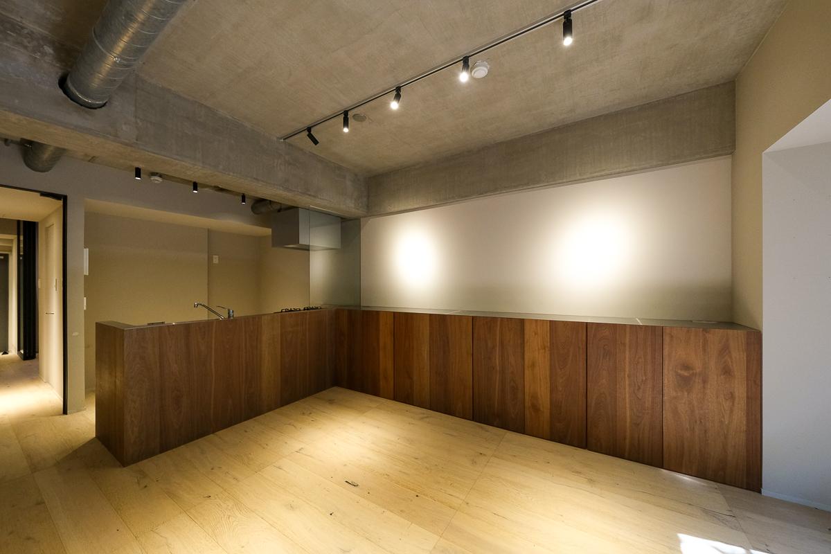 川崎市高津区下作延の売買物件/キッチン前の収納上は写真やクラフトを飾れる飾り棚に良いスペース