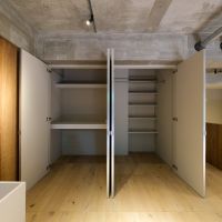 川崎市高津区下作延の売買物件/キッチン横のクローゼットは奥行きがあります
