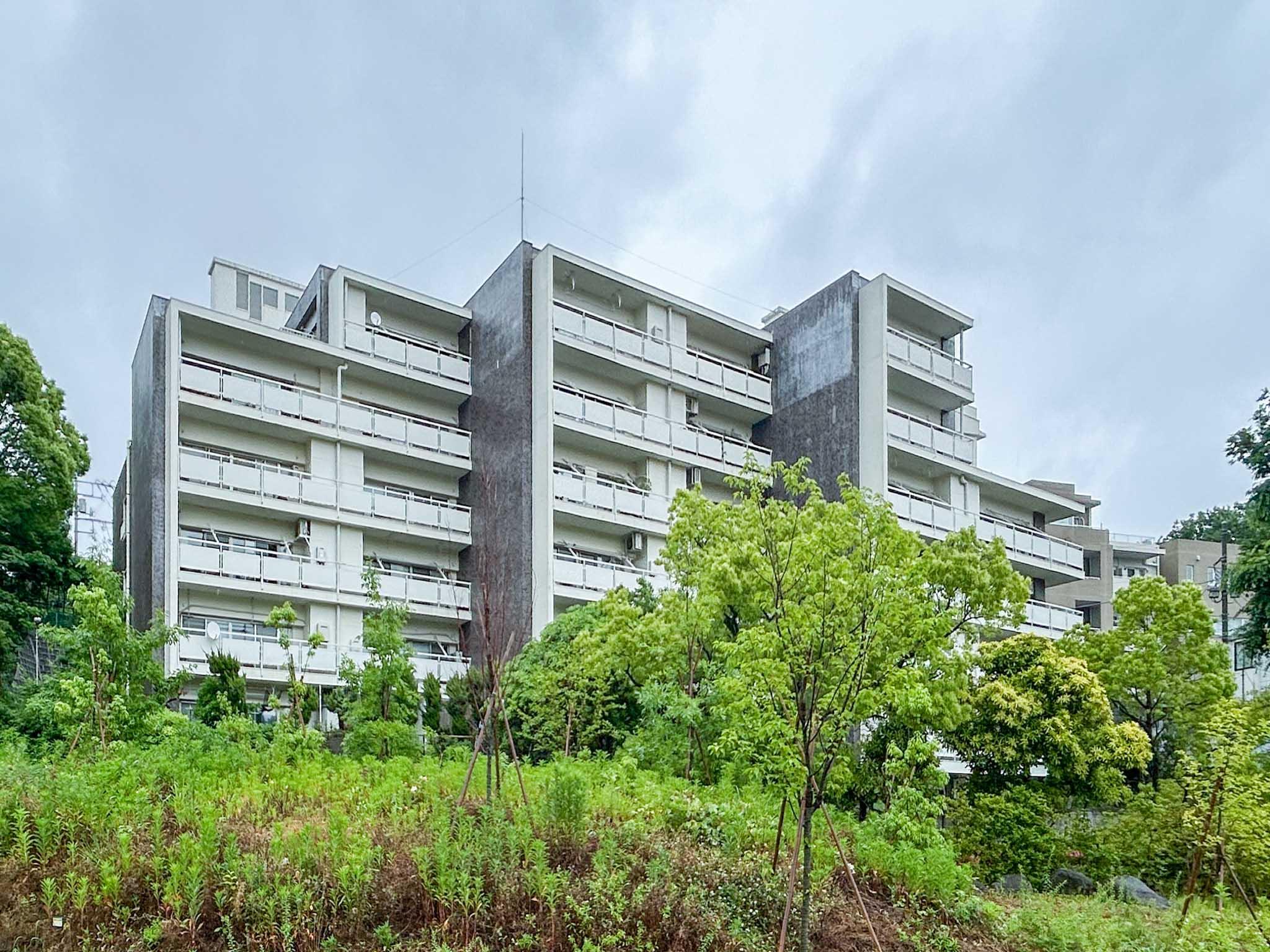 大田区田園調布の売買物件/国分寺崖線沿いにどっしりと立つレトロマンション