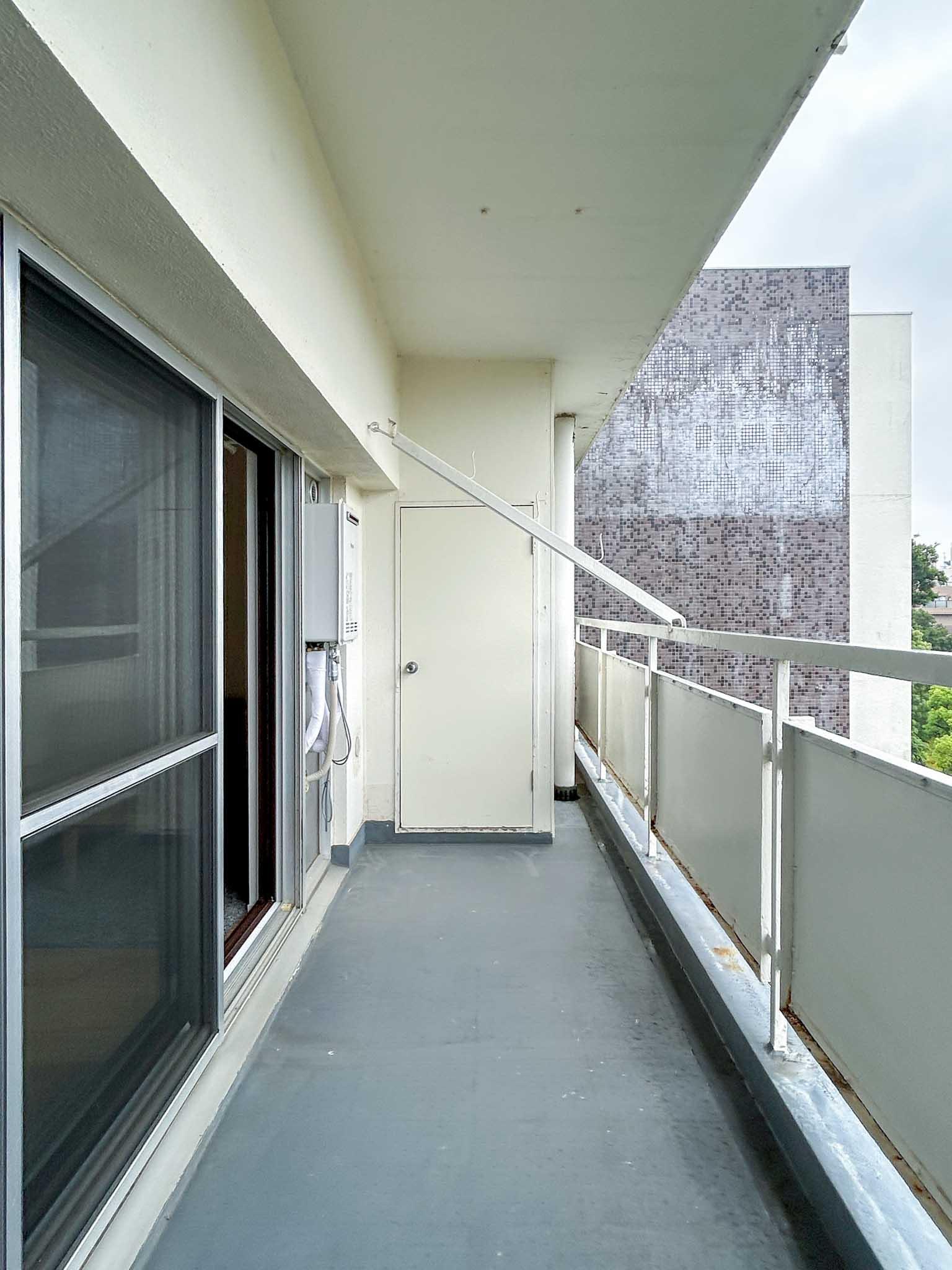 大田区田園調布の売買物件/ベランダ。椅子や植木鉢が置けるほどの奥行きがあります