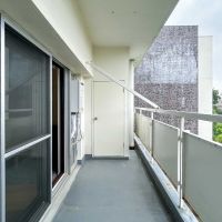 大田区田園調布の売買物件/ベランダ。椅子や植木鉢が置けるほどの奥行きがあります