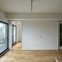 大田区田園調布の売買物件/リビングから寝室側をみる