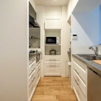 大田区田園調布の売買物件/キッチン。家電類が置けるカップボードも充実