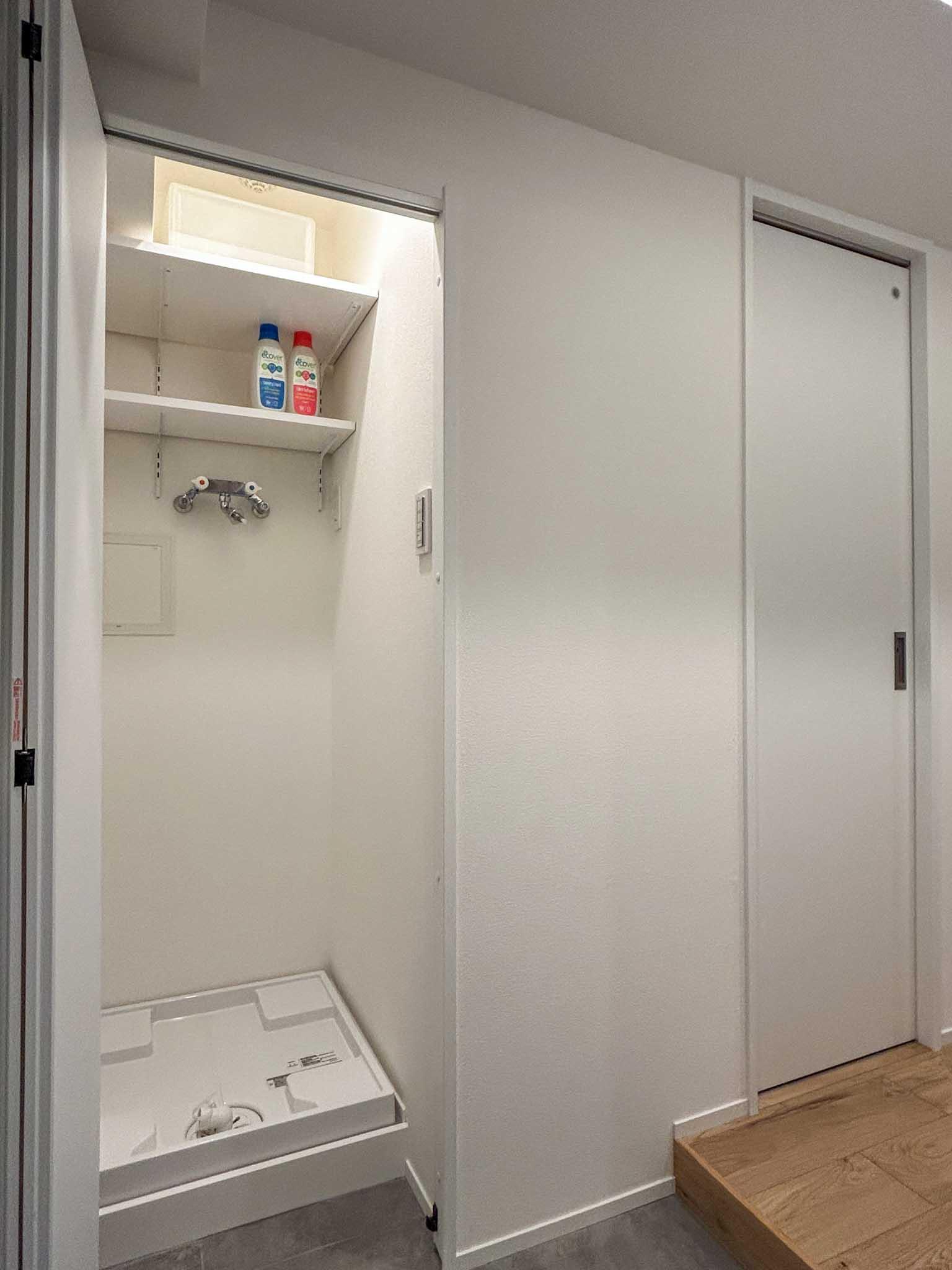 大田区田園調布の売買物件/トイレ横、玄関脇に洗濯機置き場