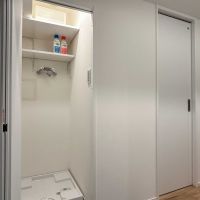 大田区田園調布の売買物件/トイレ横、玄関脇に洗濯機置き場
