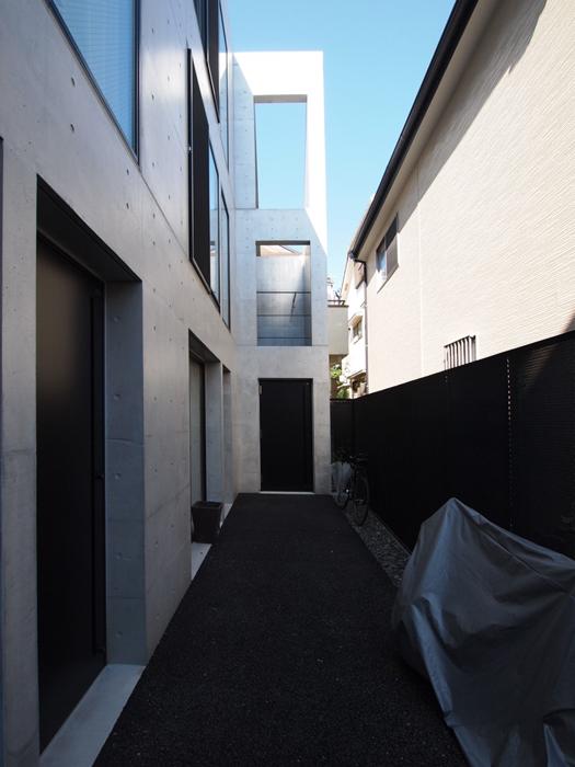 中野区南台の賃貸物件/突き当たりの黒い扉の先が今回の部屋