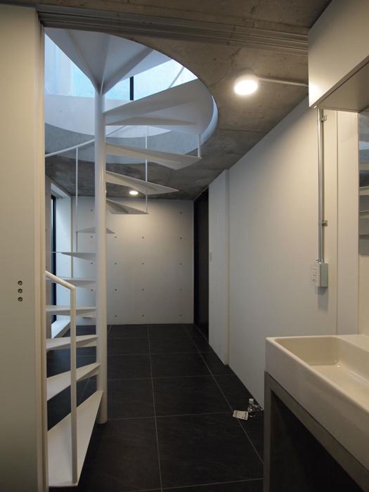 中野区南台の賃貸物件/左手にちらっと写る白い扉で、浴室トイレは隠せます。