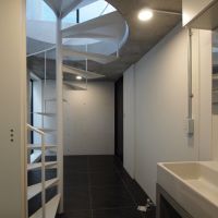 中野区南台の賃貸物件/左手にちらっと写る白い扉で、浴室トイレは隠せます。