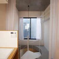 中野区南台の賃貸物件/居室と階段との間はカーテンで区切れます